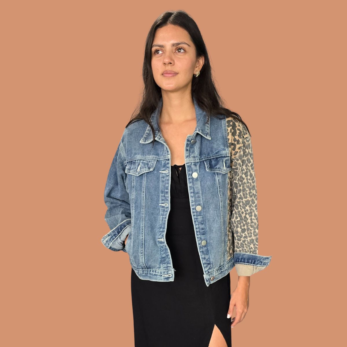 Chamarra Mezclilla Manga Animal Print con Estampado de Leopardo