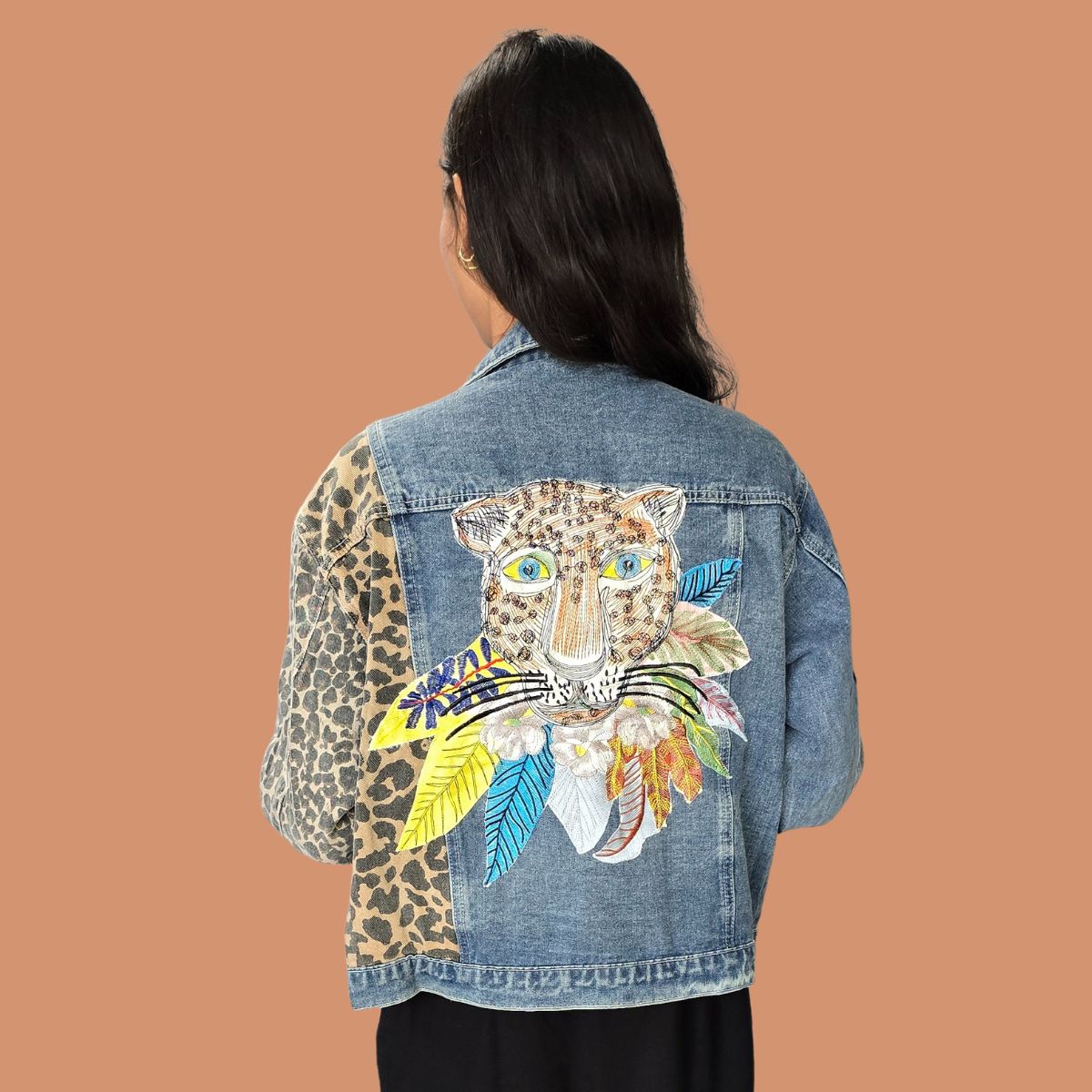 Chamarra Mezclilla Manga Animal Print con Estampado de Leopardo