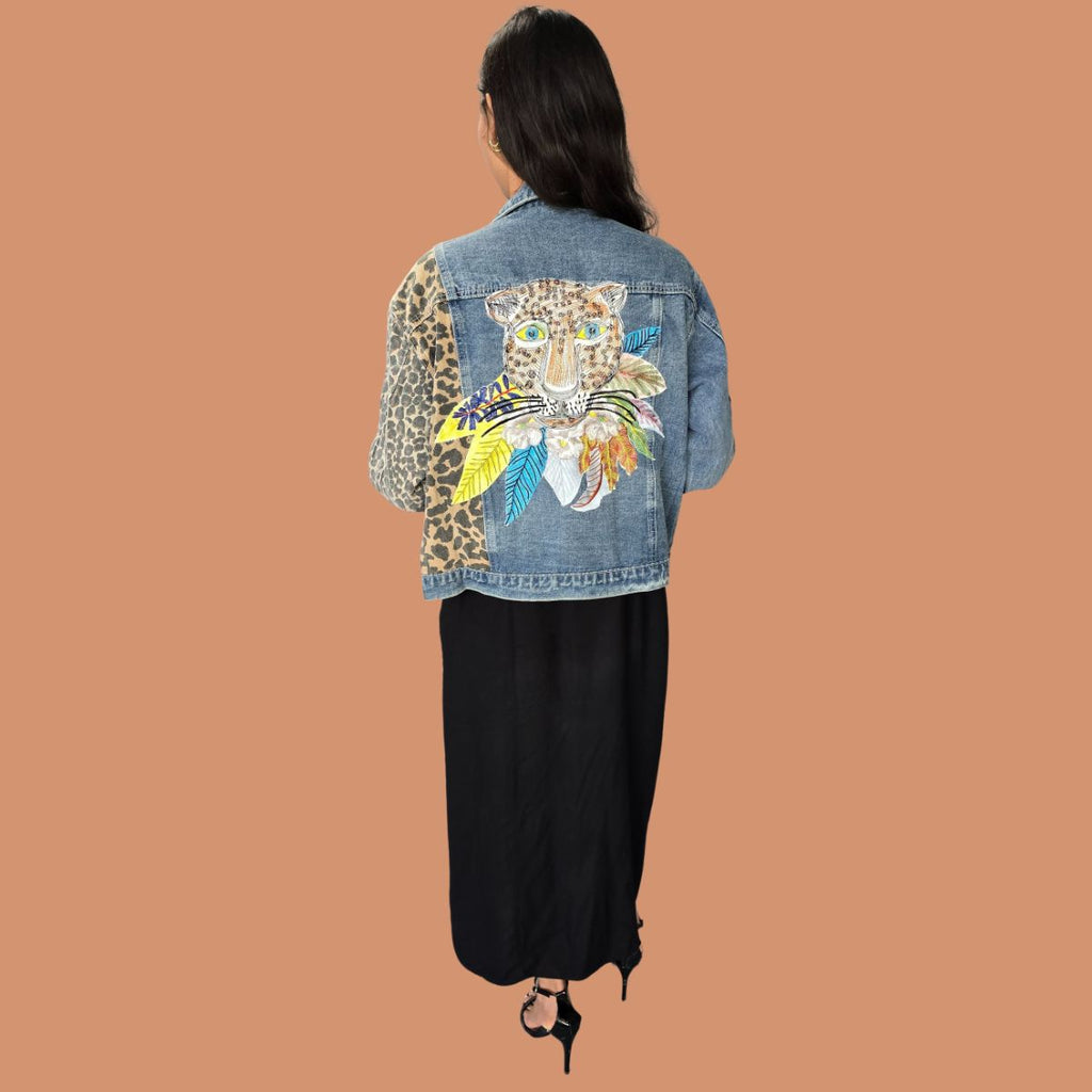 Chamarra Mezclilla Manga Animal Print con Estampado de Leopardo