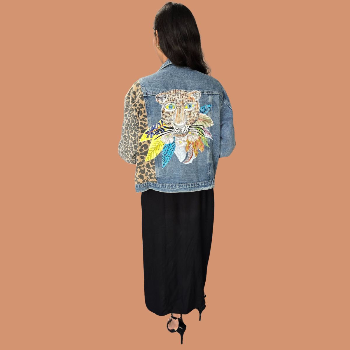 Chamarra Mezclilla Manga Animal Print con Estampado de Leopardo