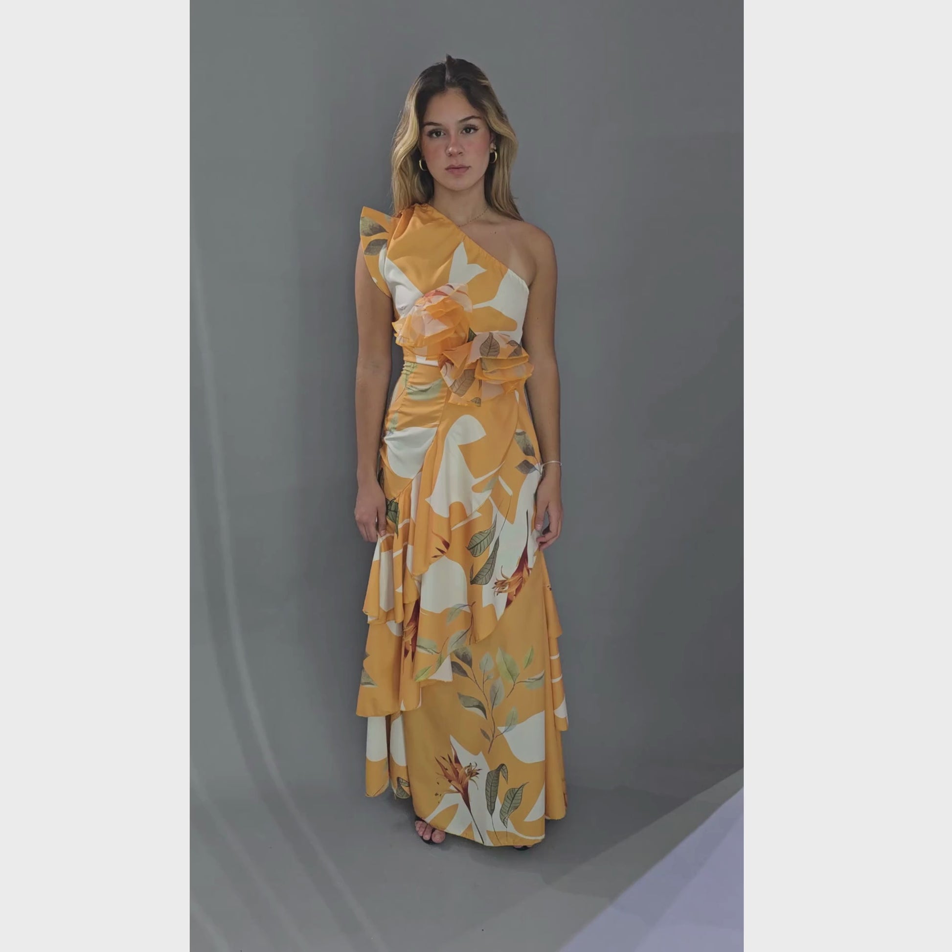 Vestido un hombro flor amarillo